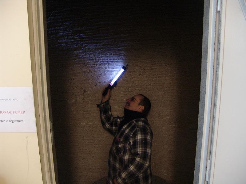 Le débarras dans lequel arrivent les coax est bien sombre.
