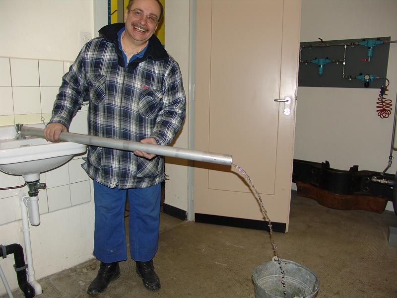 Comment remplir un seau quand l'espace manque sous le robinet ?
