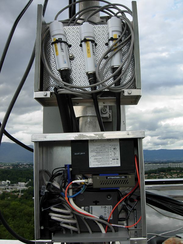 Onex 22.07.2011
Les deux boîtes: AP et switch
