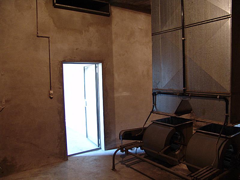 10.07.2004
Ancien local de ventilation dont la moitié formera notre nouveau local technique. 
