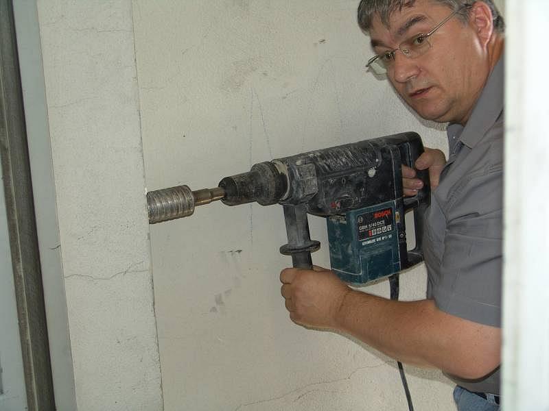 14.07.2004
Kurt HB9IBH s'occupe de nos problèmes d'accès au local.
