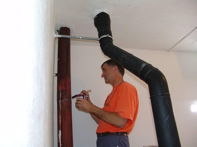 29.07.2004
Peinture d'un des tuyaux encombrant le local, style HB9DPZ...
