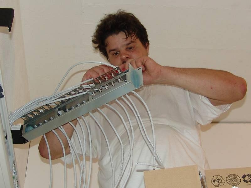 11.08.2004
...HB9ICJ s'attaque courageusement à ce travail fastidieux...
