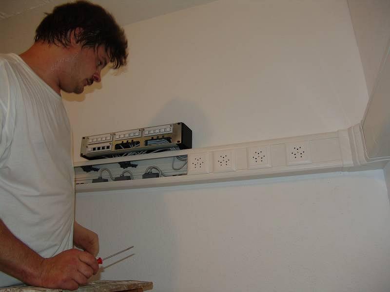 11.08.2004
Une fois les couvercles posés, le canal devient presque invisible.
