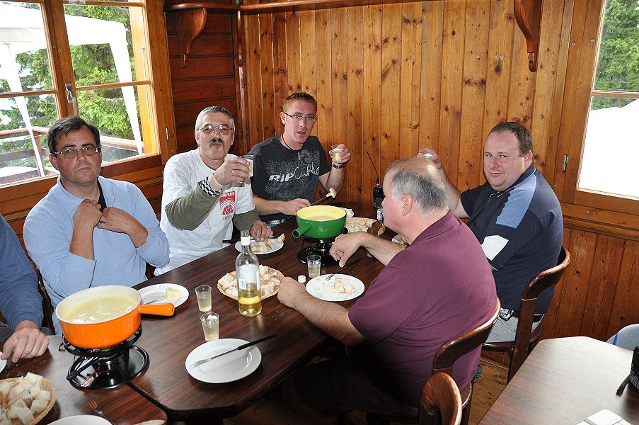 L'équipe de préparation se retrouve...
